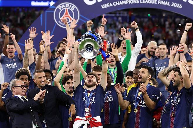30일(현지시간) 유럽 챔피언스리그 2연패에 성공한 PSG 선수단이 빅이어를 들어 올리고 있다. AFP=연합뉴스