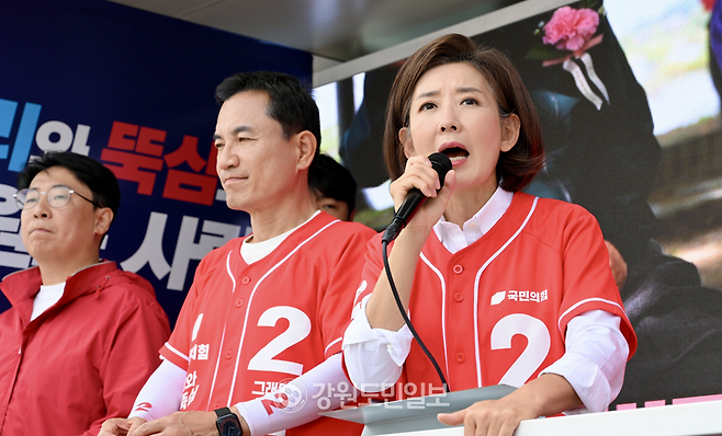 ▲ 국민의힘 나경원 국회의원이 1일 춘천 후평사거리에서 김진태 도지사 후보의 지지를 호소하고 있다. 방도겸 기자
