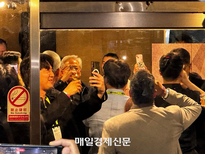 젠슨 황 엔비디아 CEO(사진 뒷줄 왼쪽 세번째)가 1일 대만 타이베이의 한 식당에서 개최된 ‘코리아 파트너 나이트’행사에서 한국 협력사 관계자들과 건배하고 있다. <공동취재단>