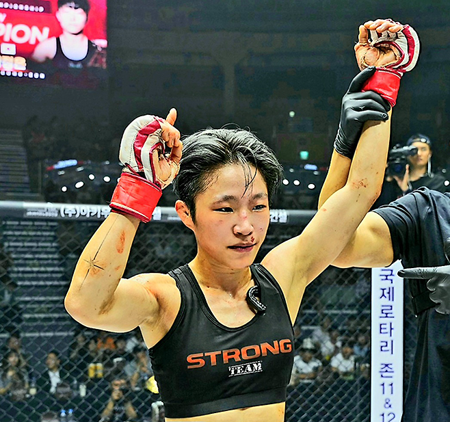 종합격투기 선수 박정은이 2026년 5월 서울특별시 중구 장충체육관 특설 케이지에서 제3대 로드FC 여자 아톰급 챔피언 등극 기념 촬영을 하고 있다. 사진=세계격투스포츠협회