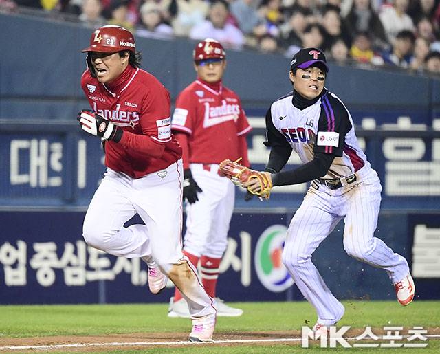 4월 10일 오후 서울 잠실구장에서 ‘2026 신한 SOL KBO 리그’ SSG 랜더스와 LG 트윈스 경기가 열렸다. 2회초 1사 1, 3루 SSG 정준재 3루 땅볼때 런다운에 걸린 3루주자 한유섬이 LG 천성호 3루수에게 태그아웃 되고 있다. 사진=김영구 기자