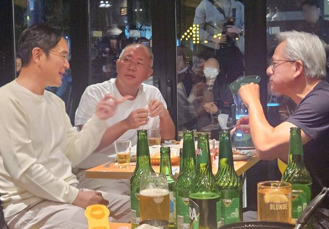 젠슨 황 엔비디아 최고경영자가 지난해 10월 서울 삼성동 한 치킨집에서 진행된 이재용 삼성전자 회장, 정의선 현대차그룹 회장과 치맥 회동을 하고 있다. 연합뉴스