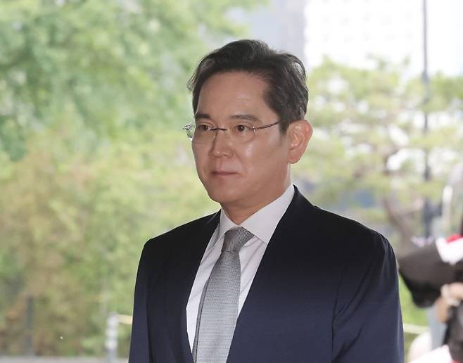 삼성 호암상 시상식 참석하는 이재용 회장 삼성 호암상 시상식 참석하는 이재용 회장 (서울=연합뉴스) 박동주 기자 = 이재용 삼성전자 회장이 1일 서울 중구 신라호텔에서 열린 2026 삼성 호암상 시상식에 참석하기 위해 이동하고 있다. 2026.6.1 pdj6635@yna.co.kr (끝) <저작권자(c) 연합뉴스, 무단 전재-재배포, AI 학습 및 활용 금지>