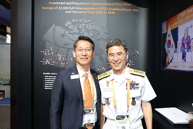 CPSP 수주 지원을 위해 캐나다 오타와에서 열린 'CANSEC 2026' 전시회 내 한화오션 부스를 찾은 김경률 해군참모총장(오른쪽)이 한화오션 특수선해외사업단장 정승균 부사장(왼쪽)과 기념촬영을 하고 있다. 한화오션 제공