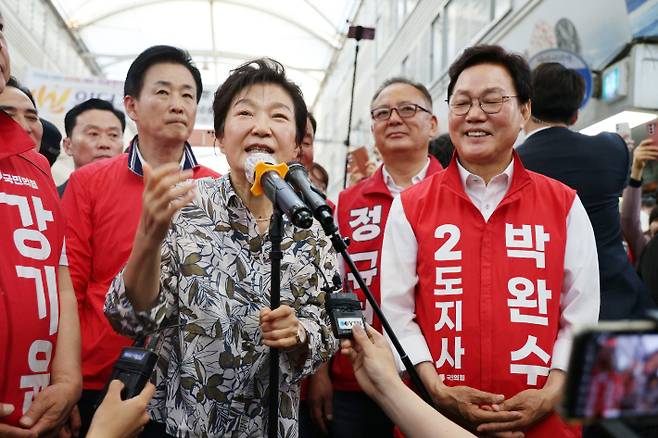박근혜 전 대통령과 선거 유세에 나선 박완수 국민의힘 경남지사 후보. 박완수 후보 캠프 제공