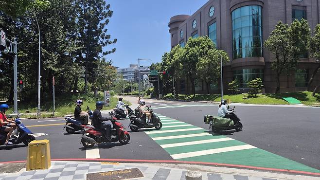 31일 대만 신주시 신주과학단지의 TSMC 팹 건물 주변으로 스쿠터들이 달리고 있다. 김윤수 기자