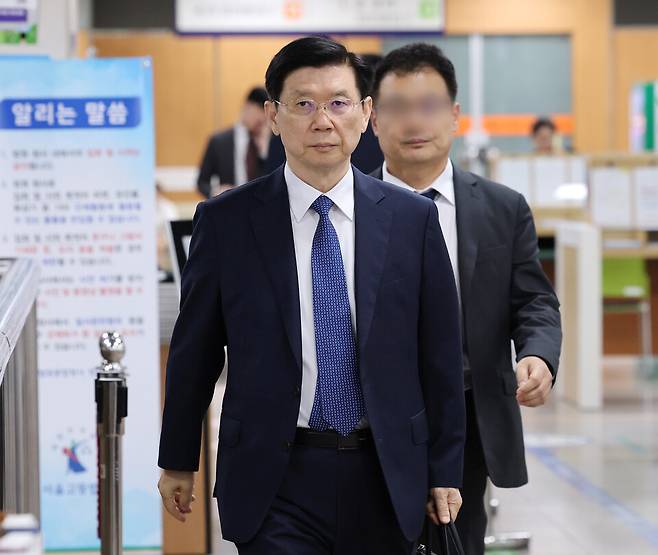 비화폰 전자 정보 삭제 등의 혐의를 받는 박종준 전 대통령 경호처장이 5월21일 서울 서초구 서울중앙지법에서 열린 1심 선고 공판에 출석하고 있다. ⓒ연합뉴스