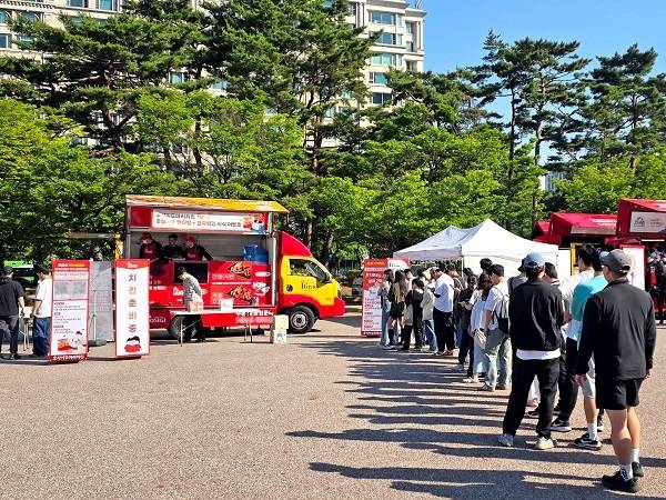 ‘2026 지구런 더 아시안 하이웨이’ 행사에서 호식이두마리치킨 부스에 참가자들이 방문하고 있다. 사진 | 호식이두마리치킨
