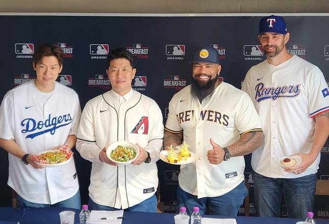 오스틴 강(왼쪽부터)과 김병현, 에릭 테임즈, 더스틴 니퍼트가 1일 'MLB 브렉퍼스트 클럽(MLB Breakfast Club)' 행사에서 음식을 들고 미소를 짓고 있다. /사진=안호근 기자