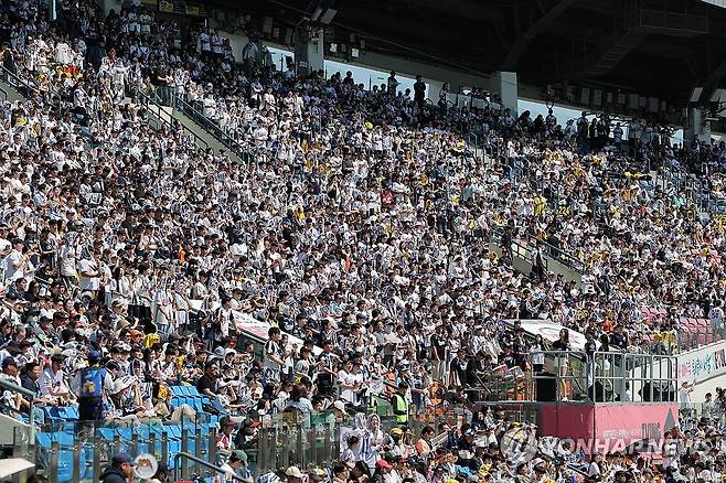 어린이날 관중 들어찬 야구장 (서울=연합뉴스) 류영석 기자 = 어린이날인 5일 KBO 프로야구 두산 베어스와 LG 트윈스의 경기가 열린 서울 잠실야구장에서 관중들이 응원하고 있다. 2026.5.5 ondol@yna.co.kr