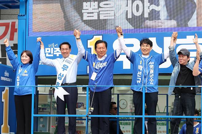 더불어민주당 정청래 총괄상임선거대책위원장이 2일 강원 영월군 영월읍 농협사거리에서 우상호 강원도지사 후보·박선규 강원 영월군수 후보 지원 유세를 펼치고 있다./ 연합뉴스