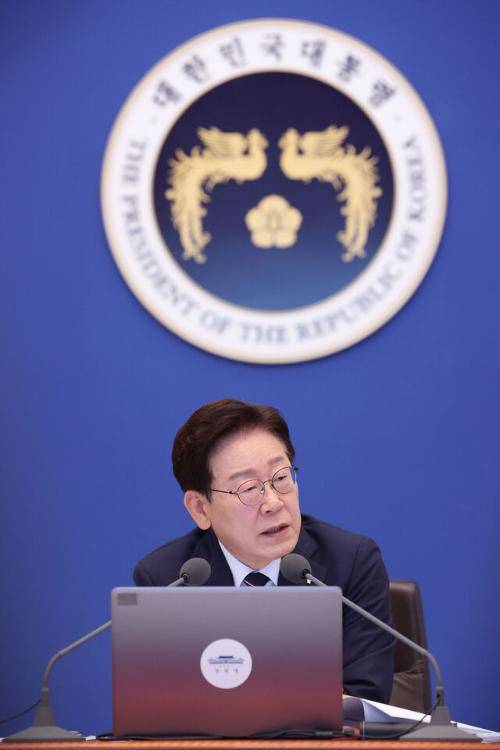 국무회의 발언하는 이재명 대통령 (서울=연합뉴스) 한상균 기자 = 이재명 대통령이 2일 청와대에서 열린 국무회의 겸 비상경제점검회의에서 발언하고 있다. 2026.6.2 xyz@yna.co.kr (끝) <저작권자(c) 연합뉴스, 무단 전재-재배포, AI 학습 및 활용 금지>