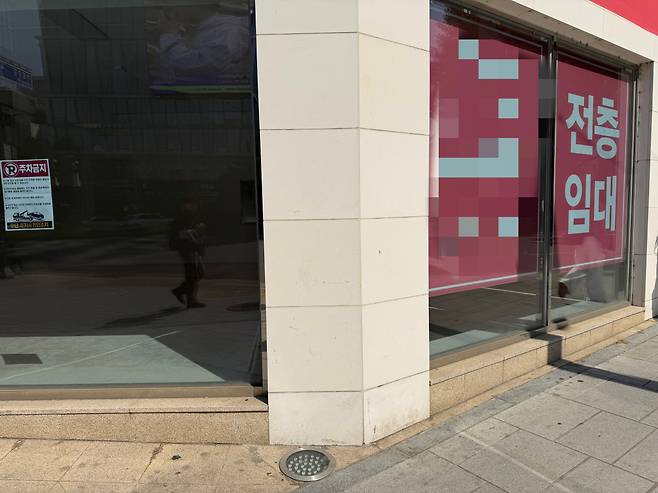 서울 강남구 신사동 가로수길의 입구 초입 상가가 전층 임대 매물로 나와있다.(조유정 기자 youjung@)