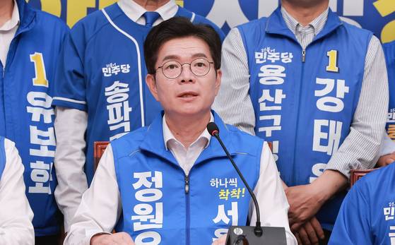 정원오 더불어민주당 서울시장 후보가 2일 서울 여의도 국회에서 민주당 서울 지역 구청장 후보들과 기자회견하고 있다. 〈사진=연합뉴스〉