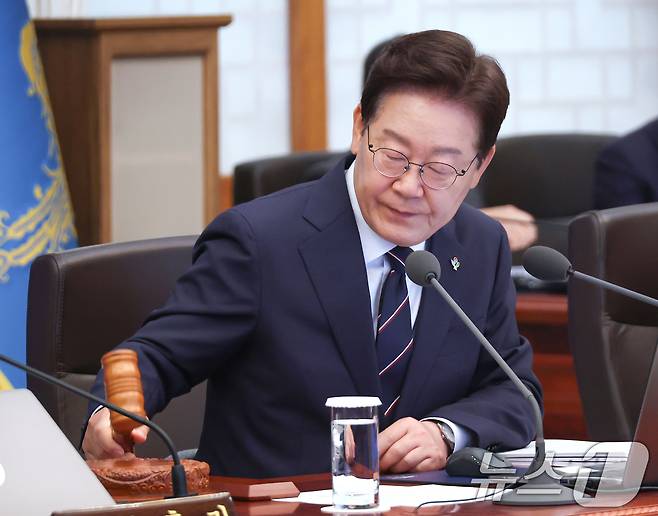 이재명 대통령이 2일 청와대에서 열린 제24회 국무회의 겸 제11차 비상경제점검회의에서 의사봉을 두드리고 있다. (청와대통신사진기자단) 2026.6.2 ⓒ 뉴스1 이재명 기자