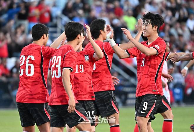 축구국가대표팀의 이기혁(맨 오른쪽)이 31일(한국시간) 미국 유타주 프로보 스미스 필드 하우스 사우스 필드에서 진행된 트리니다드토바고와의 평가전에서 페널티킥 골을 넣은 황희찬(맨 왼쪽)과 하이파이브를 하고 있다. 2026. 5. 31. 프로보(미 유타주) | 박진업 기자 upandup@sportsseoul.com