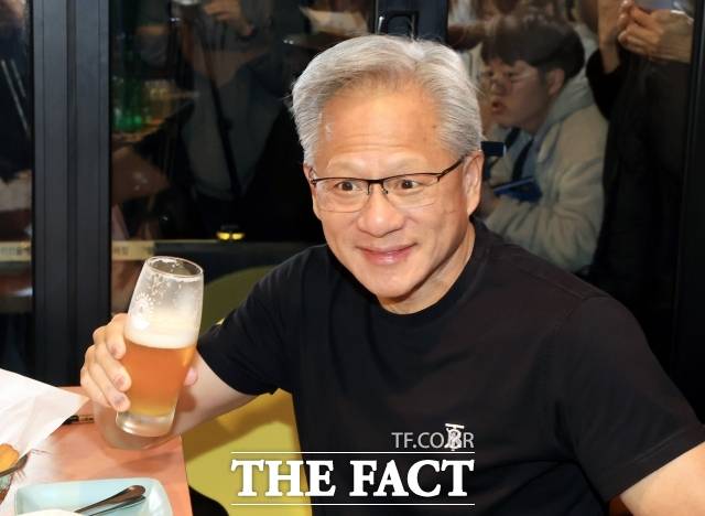 주류업계 역시 이번 회동이 가져올 홍보 효과에 주목하는 분위기다. 지난해 젠슨 황 CEO가 하이트진로의 '참이슬'과 '테라'를 섞은 이른바 소맥을 즐긴 것으로 알려지면서 해당 브랜드가 자연스러운 노출 효과를 얻은 바 있기 때문이다. 사진은 황 CEO가 지난해 방한 당시 '깐부치킨 회동'에서 맥주를 즐기는 모습. /서예원 기자