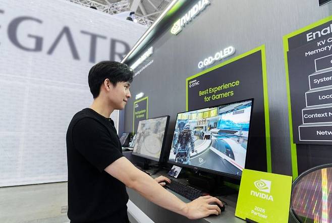 관람객이 삼성디스플레이 부스에서 엔비디아 최신 GPU에 최적화된 OLED, QD-OLED 화질을 체험하는 모습. 삼성디스플레이.