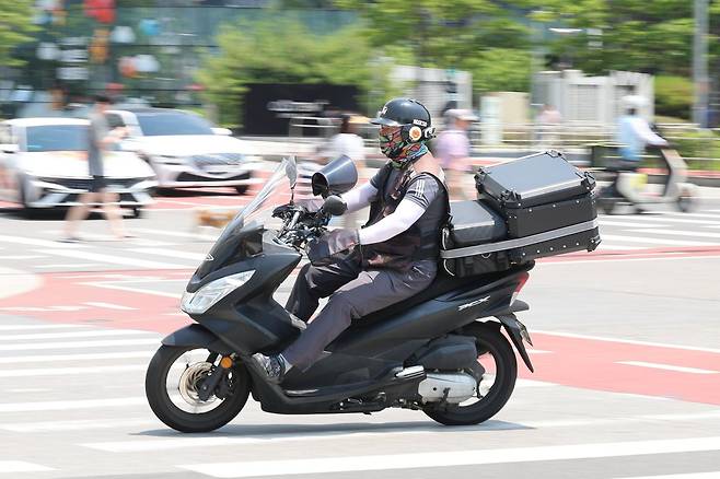 서울 시내 식당가에서 배달라이더들이 음식을 배달하고 있다. 2025.06.19. 뉴시스
