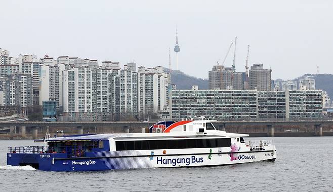 서울 영등포구 여의도선착장에서 한강버스가 출발하고 있다. 2026.3.1 ⓒ 뉴스1