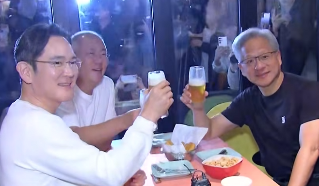 지난해 10월 치킨 회동한 젠슨 황 엔비디아 최고경영자와 이재용 삼성전자 회장, 정의선 현대차그룹 회장