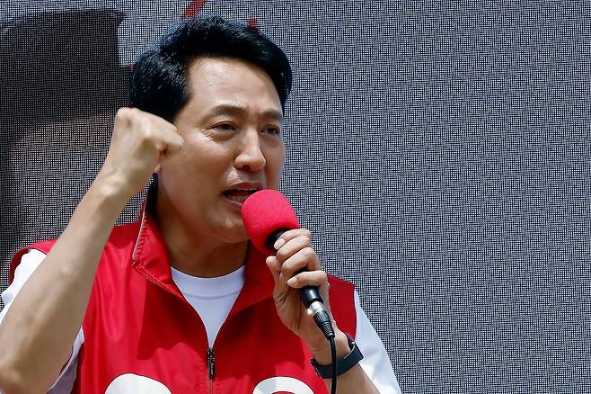오세훈 국민의힘 서울시장 후보가 1일 오후 서울시 노원구 롯데백화점 노원점 앞에서 가진 노원구 릴레이 순회 유세에서 지지를 호소하고 있다.뉴스1