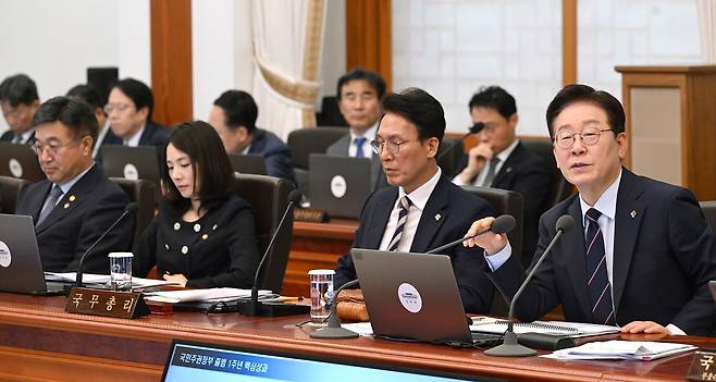 이재명 대통령이 2일 청와대에서 열린 제24회 국무회의 겸 제11차 비상경제점검회의에서 발언을 하고 있다. 청와대사진기자단
