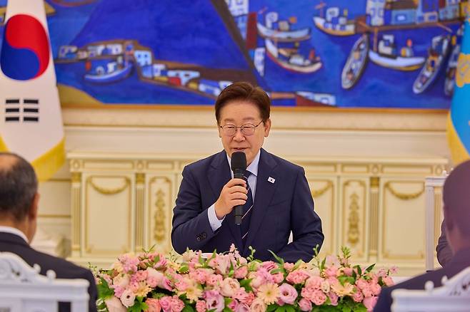 이재명 대통령이 2일 청와대 본관에서 아프리카 외교장관 단체를 접견하며 모두발언을 하고 있다. 사진 청와대