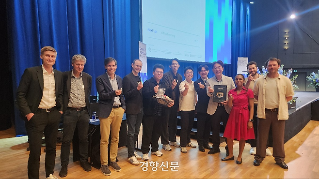 글로벌 퀀텀 이노베이션 챌린지에서 우승한 Team PNU와 관계자들이 기념촬영을 하고 있다. 부산시 제공