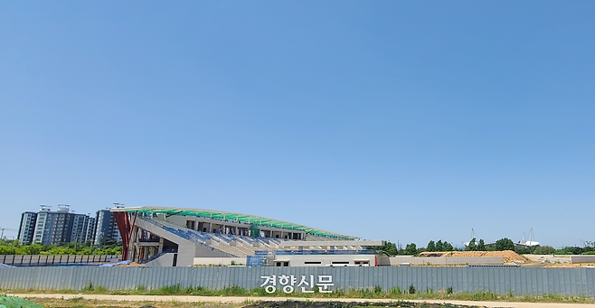 내년 준공을 앞두고 공사가 한창인 전주 복합스포츠타운 조성 현장. 야구장을 비롯해 육상경기장 등 주요 시설의 골조가 모습을 드러내며 건립 공사가 순조롭게 진행되고 있다. 김창효 선임기자
