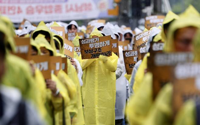 전국화학섬유식품산업노동조합 카카오지회 조합원들이 지난 5월20일 경기 성남시 판교역 광장에서 결의대회를 열고 구호를 외치고 있다. /사진=뉴시스