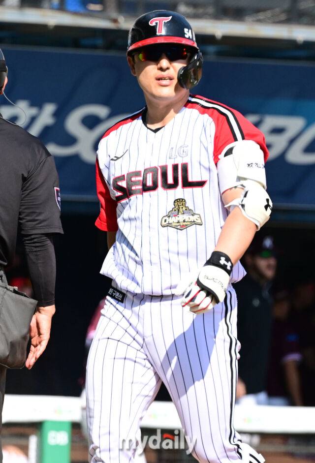 24일 오후 서울 잠실야구장에서 진행된 '2026 신한 SOL BANK KBO리그' 키움 - LG의 경기. LG 박동원이 6회말 2사 2루에서 대타로 등장해 삼진을 당한 뒤 아쉬워 하고 있다./마이데일리