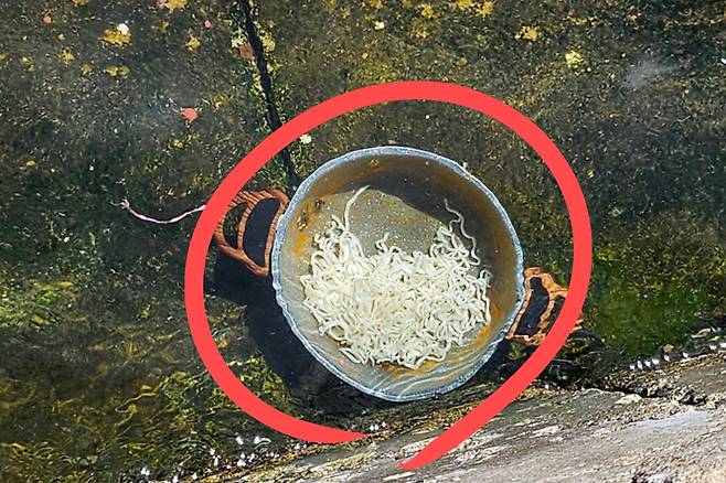 지난 5월 30일 제주 김녕항에서 진행된 ‘함께쓰담’ 캠페인에서 발견된 라면 냄비에 라면이 들어 있다. 김광우 기자.