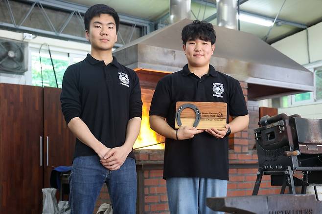 한국마사회(회장 우희종)는 지난달 21일부터 24일까지 뉴질랜드 오클랜드에서 열린 2026 국제장제사대회에 참가해 우수한 성적과 함께 국제 기술 교류 성과를 거뒀다고 2일 밝혔다. 김선재 민간 장제사(왼쪽)와 정예강 한국마사회 장제사. 한국마사회 제공