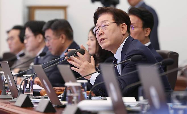 이재명 대통령이 2일 청와대에서 열린 국무회의 겸 비상경제점검회의에서 발언하고 있다. 연합뉴스