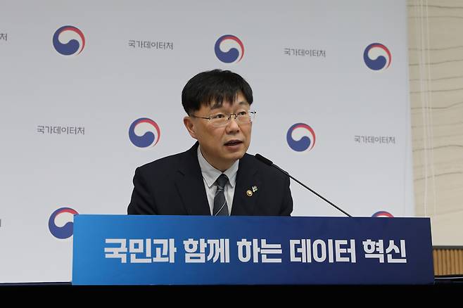 안형준 국가데이터처장이 2일 정부 세종청사에서 열린 국민주권정부 출범 1년 국정성과 보고에서 생활인구 통계 확대와 통계데이터센터 24시간 분석 지원 등 주요 성과를 발표하고 있다. 사진 제공=국가데이터처