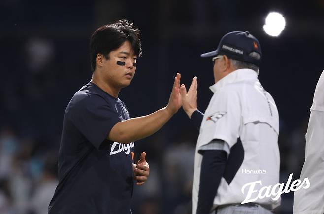 한화 강백호가 승리 뒤 김경문 한화 감독과 하이파이브 하고 있다. 한화 이글스 제공