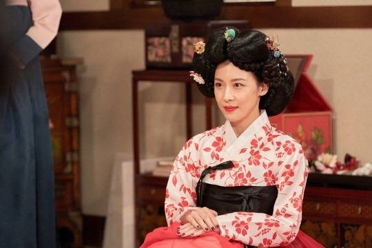 배우 하지원이 쿠팡코리아‘ SNL’에 출연해 자신이 주연을 맡았던 ‘황진이’를 패러디하고 있다. 쿠팡플레이 제공