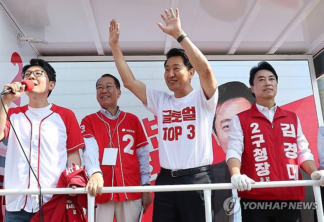 지지 호소하는 오세훈 후보 (서울=연합뉴스) 윤동진 기자 = 국민의힘 오세훈 서울시장 후보가 2일 서울 효창공원역 인근에서 유세차에 올라 지지를 호소하고 있다. 2026.6.2 mon@yna.co.kr