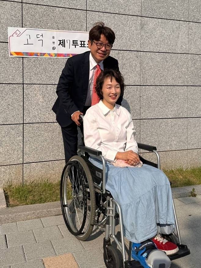 ▲경기 평택시을에 출마한 국민의힘 유의동 후보가 3일 배우자와 투표에 참여했다. /연합뉴스
