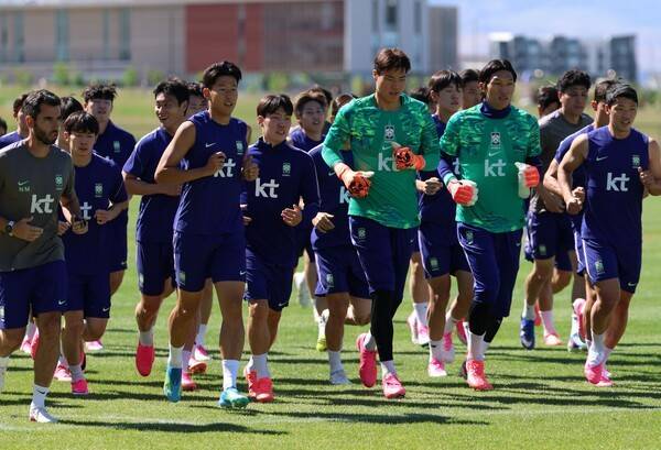 1일(현지시간) 오후 미국 유타주 헤리먼에 위치한 자이언스뱅크 트레이닝센터에서 축구 국가대표팀 손흥민과 이강인 등 선수들이 몸을 풀고 있다. 연합뉴스