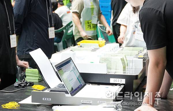 3일 제주시 한라체육관에서 제9회 전국동시지방선거 개표작업이 이뤄지고 있다. ⓒ헤드라인제주