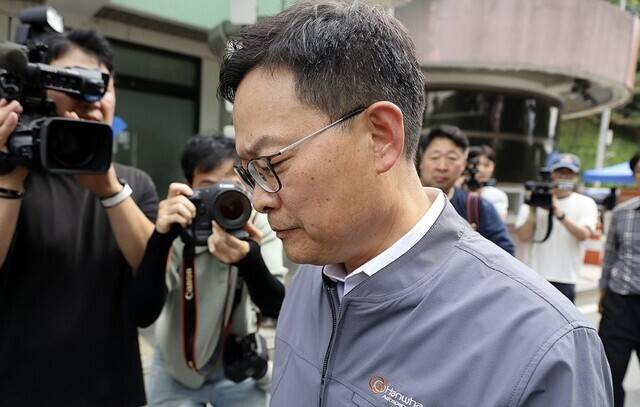지난 1일 오전 대전 유성구 외삼동 한화에어로스페이스 대전사업장에서 폭발 사고가 난 가운데 손재일 한화에어로스페이스 대표이사가 언론 브리핑을 마친 뒤 굳은 표정으로 이동하고 있다. 연합뉴스.