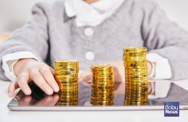 부모급여는 만 2세 미만 아동을 양육하는 가정에 지급되며, 만 0세는 월 100만 원, 만 1세는 월 50만 원을 지원한다. ⓒ베이비뉴스