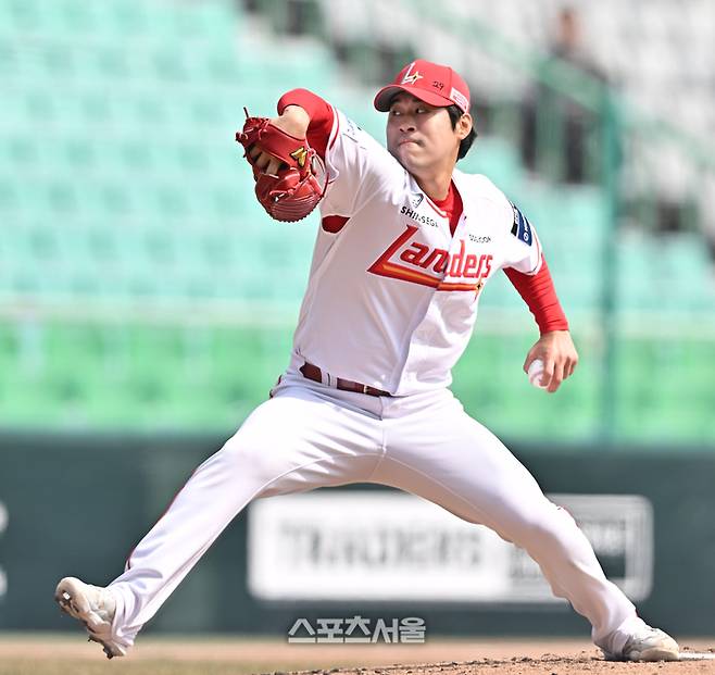 SSG 투수 백승건이 23일 인천 SSG랜더스필드에서 열린 2026 KBO리그 시범경기 롯데전 3회 역투하고 있다. 문학 | 최승섭 기자 thunder@sportsseoul.com
