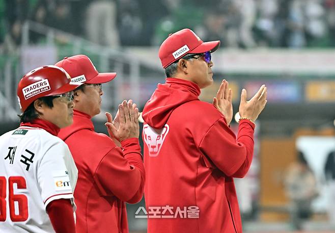 SSG 이숭용 감독이 15일 인천SSG랜더스필드에서 열린 2026 KBO리그 두산전에서 6-0으로 승리하며 6연패에서 탈출한 뒤 선수들에게 박수를 보내고 있다. 문학 | 박진업 기자 upandup@sportsseoul.com