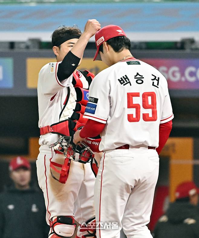 SSG 포수 이지영이 2일 인천SSG랜더스필드에서 열린 2026 KBO리그 키움전 7회초 2사 만루 상황에서 키움 이형종의 파울 플라이를 잡아낸 뒤 무사 만루의 위기를 자초했던 투수 백승건의 머리를 장난스레 치고 있다. 문학 | 박진업 기자 upandup@sportsseoul.com