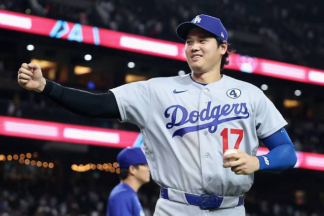 PHOENIX, ARIZONA - JUNE 02: Shohei Ohtani #17 of the Los Angeles Dodgers reacts after defeating the Arizona Diamondbacks 6-5 following the MLB game at Chase Field on June 02, 2026 in Phoenix, Arizona. Christian Petersen/Getty Images/AFP (Photo by Christian Petersen / GETTY IMAGES NORTH AMERICA / Getty Images via AFP)
<저작권자(c) 연합뉴스, 무단 전재-재배포, AI 학습 및 활용 금지>
