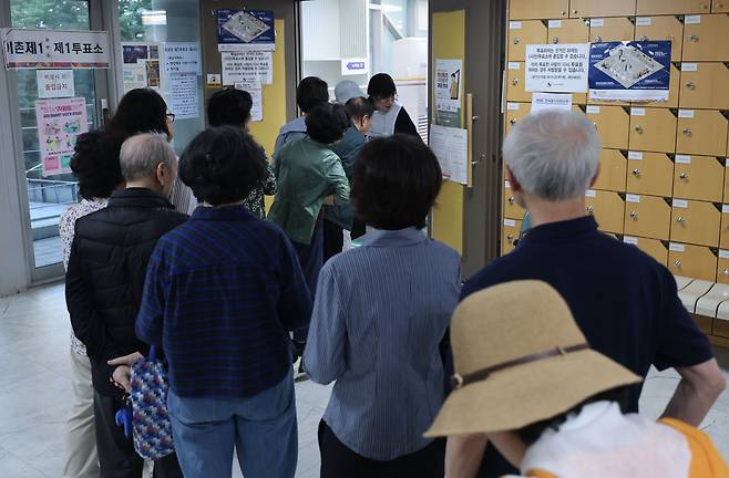 제9회 전국동시지방선거(6·3 지방선거) 본투표 날인 3일 서울 용산구 이촌1동 주민센터 투표소에서 시민들이 투표를 하기 위해 줄지어 서있다. /연합뉴스