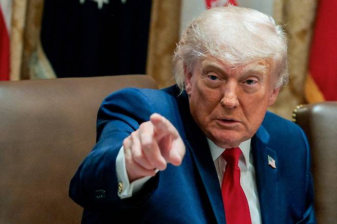 <YONHAP PHOTO-4293> FILE PHOTO: U.S. President Donald Trump points his finger during a cabinet meeting in the Cabinet Room at the White House, in Washington, D.C., U.S., May 27, 2026. REUTERS/Evan Vucci/2026-05-30 17:15:06/<저작권자 ⓒ 1980-2026 ㈜연합뉴스. 무단 전재 재배포 금지, AI 학습 및 활용 금지>
